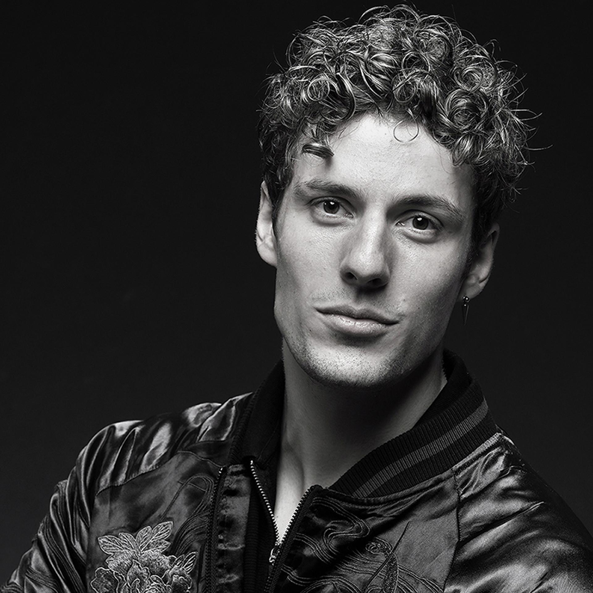 Modelshoot in de studio zwart wit