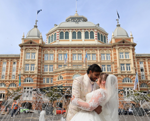 Bruidspaar bij het Kurhaus in Scheveningen
